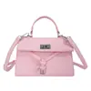 Bolso bandolera con un diseño único, que presenta un cierre de candado vintage, un bolso de mano estilo Kelly para mujer y una nueva colección otoño 2026, adecuado para el trabajo y para ir al trabajo.