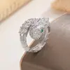 Anillo de Serpiente Espiritual de Ojos Verdes de Venta Caliente Transfronterizo Anillo Completo de Diamantes para Mujer Lujo Ligero Zirconia Micro-pavimentada Forma de Serpiente Nicho Alto Gama Anillo para Dedo Índice