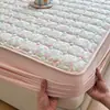 Faldón de cama acolchado con estampado de gasa de doble capa clase A, estilo pequeño y fresco, protector de colchón Simmons antideslizante totalmente cerrado, funda de faldón de cama~