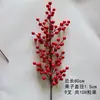 Ramo de azevinho com frutos segurando balde Frutos vermelhos de azevinho Eucalipto com folha dourada Ramo de frutos da sorte 6 galhos 12 galhos Fruto vermelho