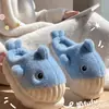 Chinelos de algodão infantis ECAC com estampa de tubarão, estilo masculino, nova coleção outono/inverno 2026, quentes e confortáveis para usar em casa, chinelos de algodão fofos para bebês