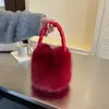 Colección nueva de otoño e invierno transfronteriza: Bolso de mano de color liso, elegante y esponjoso para mujer, que irradia una sensación lujosa y afelpada