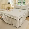 Faldón de cama de una pieza estilo coreano en tela arrugada lavada con estampado floral pequeño y ribete de encaje, cubre cama de 1.2 m para ocultar imperfecciones y evitar que se deslice