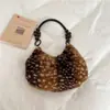 Bolsa de Axila de Pelúcia Estilo Retrô Feminina 2026 Outono/Inverno Nova Versátil com Contas Manual de Mão Bolsa de Ombro Bolsa para Celular para o Dia a Dia