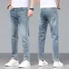 Jeans Cropped de Marca de Tendencia de Ajuste Delgado de Alta Gama para Hombre, Color Gris Claro, para Primavera y Otoño de 2026, Pantalones Casuales