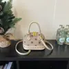 Bolsa de mão feminina transfronteiriça, nova coleção outono/inverno, design moderno, fresco e doce, bolsa tote em formato de concha, estilo leve de luxo com bolinhas, bolsa de ombro e bolsa transversal feminina