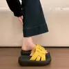 Sandálias de uma tira com sola grossa femininas verão uso externo 2026 novo super quentes combinam com saias férias praia chinelos slip-on sapatos femininos