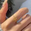 Libro rojo pequeño explosiones corona hueca anillo 2025 nueva moda lujo pequeña flor dorada anillo de taladro una generación de pelo