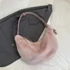 Bolsa de ombro de pelúcia estilo coreano para mulheres, bolsa rosa em forma de crescente para outono e inverno de 2026, de alta qualidade, luxo leve, bolsa de mão fofa e fofa