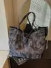 Bolsa Camuflada Nova de Verão 2026 Transfronteiriça, Grande Capacidade, Design de Nicho, Bolsa Tote de Ombro Único para Alunos Universitários no Trajeto