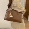 Bolso Casual y Versátil para Mujer Gran Capacidad Nuevo Otoño e Invierno 2025 Bolso de Hombro Retro Bolso Tote de Alta Calidad para Viajes