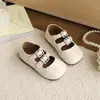 Sapatos de Couro para Meninas 2026 Primavera e Outono Sapatos Simples Versáteis para Bebês, Sapatos de Princesa com Solado Macio, Sapatos Mary Jane da Moda Estilo Coreano