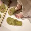 Pantuflas peludas de suela plana súper populares para mujer, nuevas pantuflas de algodón peludas de moda de una tira para otoño e invierno 2026