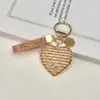 Novo chaveiro de liga metálica, totalmente cravejado de diamantes, em formato de coração de argila, um acessório criativo e moderno para bolsas, disponível para atacado, também adequado como chaveiro de carro