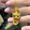 Colgante Pixiu Atractor de Fortuna con Incrustaciones de Diamantes del Mismo Estilo de Weixue, Colgante de Oro Antiguo Arenado de Alta Retención de Color Atractivo de Riqueza de Lujo Ligero para Mujer