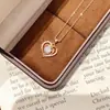 Collar Colgante Exquisito de Corazón de Venta Caliente en AliExpress para Mujeres Moda de Lujo Ligero Estilo de Celebridad de Internet Diseño Versátil Cadena para la Clavícula Al por Mayor