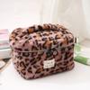 Bolsa de Cosméticos de Pelúcia Outono e Inverno Transfronteiriça Grande Capacidade Bolsa de Armazenamento para Skincare Estampa de Leopardo Bolsa de Cosméticos Portátil Conjunto com Lenço