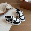 Tênis infantil 2026 primavera e outono novo modelo sapatos de menina respirável casual versátil sola macia sapatos esportivos para meninos mais velhos