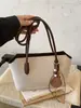 Bolso de mano retro de gran capacidad transfronterizo para mujer 226 nuevo bolso de mano casual de moda bolso de hombro para el trabajo bajo el brazo