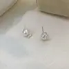 Pendientes Versátiles de Estilo Francés con Perlas Dulces y Temperamento de Nicho, con un Corazón Juvenil, Pendientes de Botón Simples y Compactos, Clip para Orejas sin Perforar