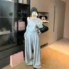 Foto real de la nueva colección de otoño 2026: Conjunto de camiseta de manga larga off-shoulder de alta elasticidad, puro y seductor, y pantalones casuales de pierna ancha para mujer