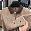 Nova Camisa de Tricô de Manga Curta Masculina para o Verão de 2026, Suéter Fashion Estilo Coreano com Gola Bordada Jacquard para Homens de Meia-Idade