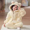 Conjunto de pijama outono e inverno para meninas, novo estilo 2026, fleece de coral, roupa de dormir quente com capuz para crianças e bebês