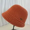Sombrero de Pescador de Ala Ancha Cálido para Mujer Otoño e Invierno con Rayas Delanteras y Traseras, Logo Metálico, Simple y Versátil