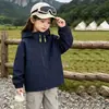 Roupas infantis, jaqueta corta-vento para meninas, nova coleção de outono 2026, vestuário de outono, blusa softshell para atividades ao ar livre com três proteções, três em um outono/inverno