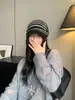 Chapéu gorro listrado retrô estiloso, novo modelo outono e inverno, unissex, aba larga, proteção solar, versátil, faz o rosto parecer menor, chapéu estilo boné
