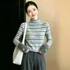 O popular top de malha com gola alta listrado em cinza e cor contrastante de manga comprida deste ano para outono e inverno, estilo coreano, absolutamente lindo, modelador, suéter estiloso