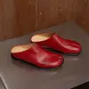 A primeira camada de couro de vaca com biqueira coberta, chinelos de meia, sapatos femininos de biqueira externa, novidade da primavera de 2025, sapatos mule rasos de primeira camada de couro de vaca