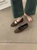 Sapatos femininos versáteis e delicados estilo coreano com uma única tira, bico quadrado raso, sapatos Mary Jane em camurça, sapatos casuais de salto baixo para mulheres