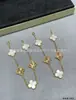 Artículo popular para transmisiones en vivo: Pulsera de trébol de cuatro hojas de alta gama V-gold para mujer, lujo ligero, moderna y versátil, pulsera de cinco flores de ágata y nácar chapada en 18k