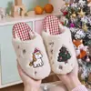 Chinelos de algodão de Natal para mulheres, novo estilo outono/inverno 2026, quentes, fofos, versáteis, com base adesiva e forro de pelúcia