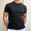Camiseta masculina branca com manga dobrada para fitness e esportes de verão, com ombro de corte reto, mangas curtas, estilo americano resistente, gola pequena, adequada como camada base.