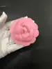 Cheio de 7,2 cm de flor branca pequeno estilo perfumado Camélia ornamentos saco de embalagem corpete cabeça clipe flor inferior mais fivela de broche de dupla utilização