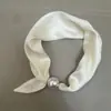 Bufanda Cuadrada Pequeña de Lujo Ligero Francés Primavera y Verano Collar de Perlas Hebilla Magnética Bufanda de Seda Perezosa Bufanda para Cuello de Mujer Cadena para Clavícula Bufanda