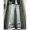 Jeans retro azules rasgados de corte inclinado para hombre, pantalones de diseño veraniego con un aire de alta costura, pantalones rectos que estilizan ligeramente acampanados