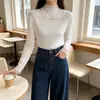 Camisa base de renda com gola alta e pelo de mink para mulheres no outono e inverno, com acabamento de renda franzida, corte justo, listras verticais vazadas e camada interna de malha