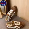 Zapatos casuales ligeros de suela blanda de moda para mujer, 2026 nuevos zapatos de entrenamiento alemanes versátiles estilo americano con forro polar y punta redonda elegantes