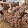 Conjunto de cama de quatro peças estilo francês retrô com estampa de bolinhas florais em veludo de leite, capa de edredom dupla face espessada em coral fleece para bebê para o inverno