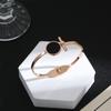 Versão coreana da net vermelho quente vendendo personalidade simples preto redondo marca de titânio aço abertura pulseira tremolo mulheres tendência joias atacado
