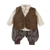 Camisa estilo coreano para niños, nueva y elegante camisa de manga larga para primavera y otoño 2026, conjunto de tres piezas con chaleco, atuendo moderno y a la moda