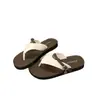 Chinelo de dedo versátil moderno chinelos femininos verão uso externo sola macia simples de prender nova sola grossa 2026 chinelo de dedo chinelos de praia