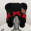 Balaclava de alta qualidade em pelúcia de urso fofa com pompom e orelhas para mulheres, quente e versátil para outono e inverno, proteção para as orelhas