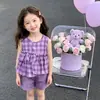 Conjunto de dos piezas a cuadros para niña en stock del fabricante: blusa de muñeca con volantes, chaleco sin mangas, pantalones cortos casuales holgados disponibles