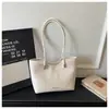 2026 Nova Bolsa de Ombro Único Retro para o Dia a Dia Leve Luxo Grande Capacidade Design de Nicho Moderna Bolsa Tote de Axila
