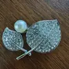 Broche de alta calidad Accesorio de corsage de hoja moda femenina todo partido Abrigo Corsage de perla Pin para ropa en stock al por mayor