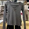 Camiseta de manga larga a rayas con cuello en V, estilo retro americano, con botones, ajuste slim, Harajuku, top casual personalizado, ropa de mujer a la moda
